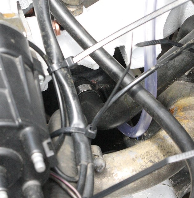 Cors531.JPG (291.77 KiB) 65596 mal betrachtet Die zwei Schlauche die von der KWG-Entlüftung kommen.<br />Der Dicke zum Luftfilter und der dünne durchsichtige eben hinten an den unteren Nippel.