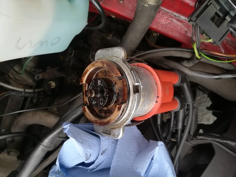 ZündverteilerAusbauen.jpg (210.59 KiB) 18001 mal betrachtet Zündverteiler ausbauen, eventuell vorher eine Markierung setzen... Reinigen und O-Ringe ersetzen...