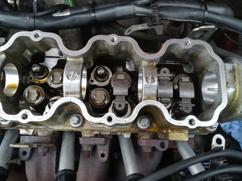 SchlepphebelDruckstückeErneuern.jpg (286.32 KiB) 18004 mal betrachtet Nockenwelle zur Fahrerseite ausbauen, NW-Dichtring ersetzen, neue Druckstücke und Schlepphebel verbauen...