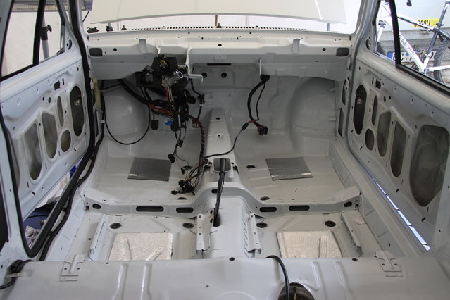 cors404.JPG (390.51 KiB) 36816 mal betrachtet Auch das Bodenblech etwas beruhigt