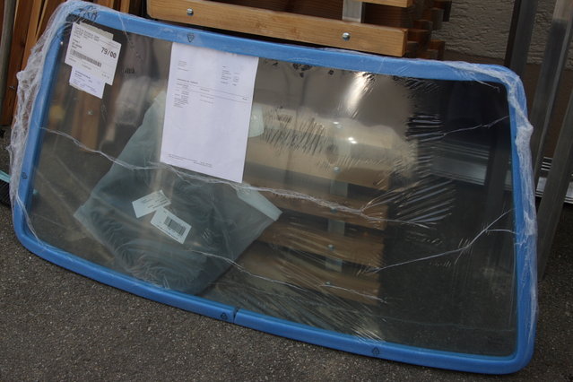 cors458.JPG (420.55 KiB) 63240 mal betrachtet Die neue Frontscheibe in grün mit Blaukeil. Stand eines morgens einfach so vor der Tür.