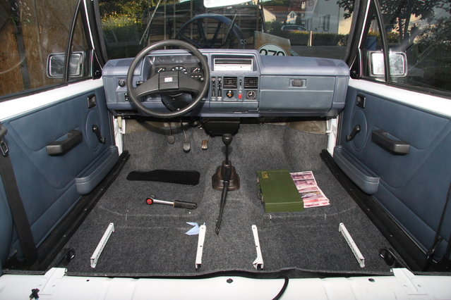 cors487.JPG (467.85 KiB) 76463 mal betrachtet Teppich ist drin, Sitze fehlen noch.